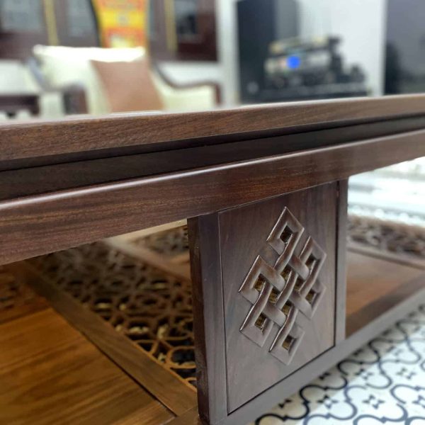 Màu vỏ hạt dẻ chủ đạo. Lẩn khuất là những đường vân đẹp mê hồn. Bề mặt bóng lỳ điềm tĩnh và sang trọng.