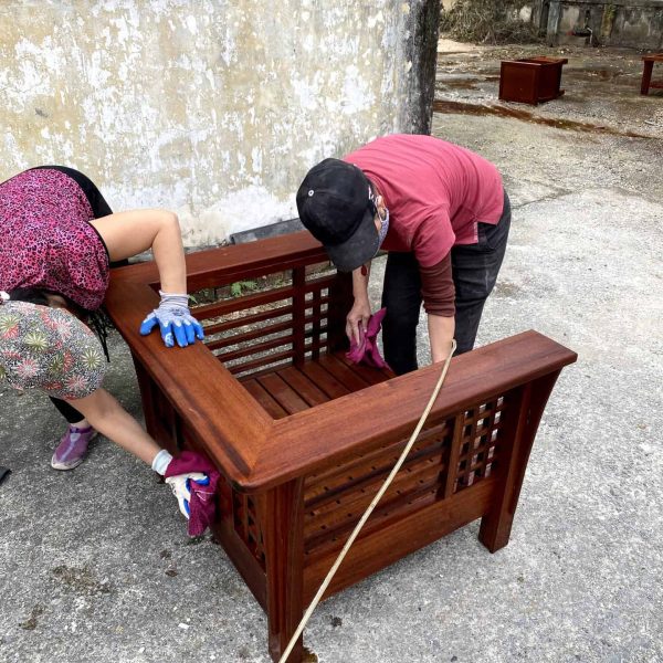 Sau khi được "tắm" với nước vôi trong. Gỗ Gụ sẽ nổi lên hết các thớ vân. Màu sắc sẽ về một màu nâu ánh đỏ đặc trưng